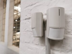 Bewegungsmelder im Keller mit Alarmanlage verbunden